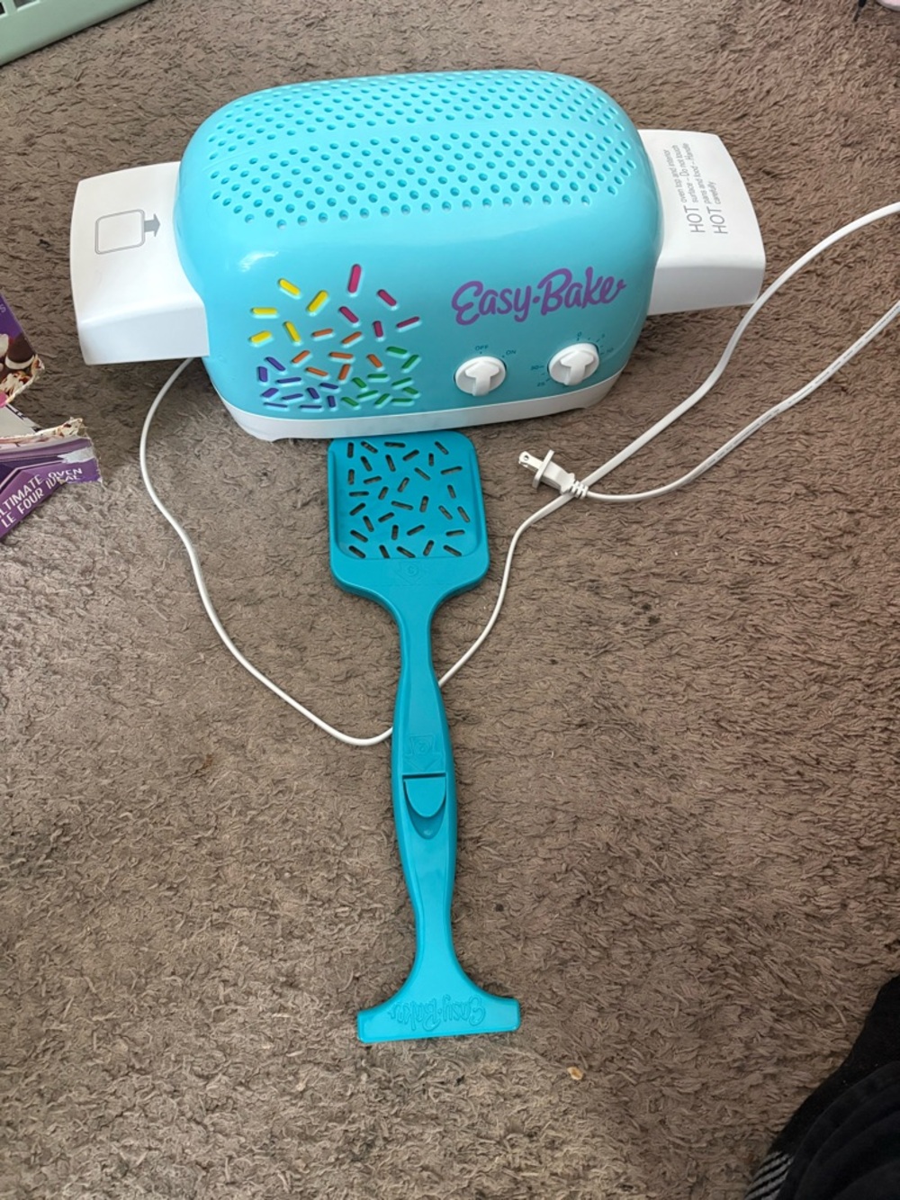 Easy-Bake Oven with Accessory
(TURNS ONS AND HEATS) Unsure of anything else